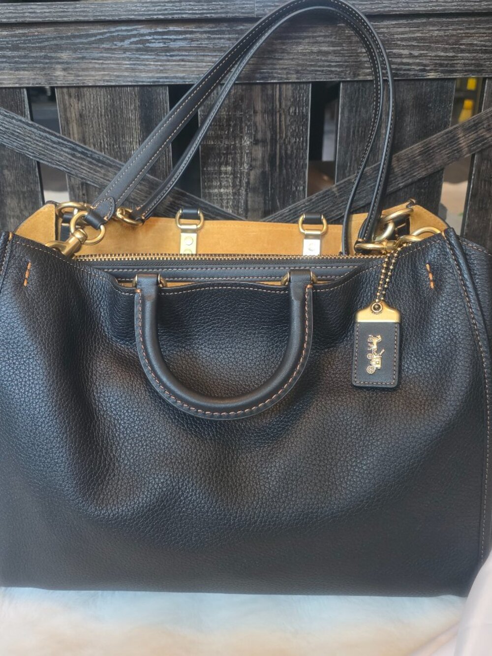 Coach Rogue 40